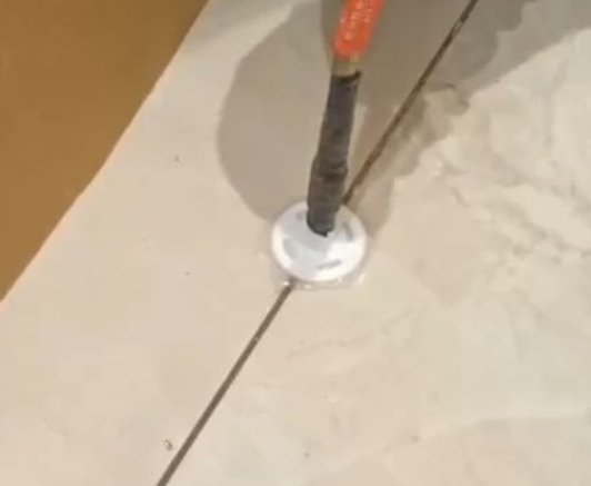 绍兴瓷砖空鼓维修公司专业解答瓷砖在铺贴过程中，如果没有涂抹均匀到位的粘结材料（如水泥砂浆或瓷砖胶），可能会导致以下问题
