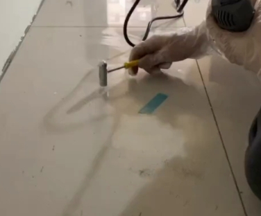 绍兴瓷砖开裂维修公司专业分享瓷砖在铺贴前如果没有沥干水分，将会导致以下问题